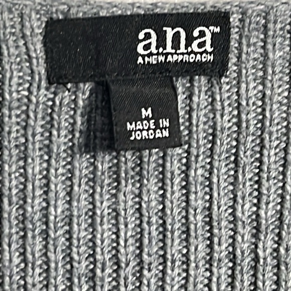 a.n.a. Women’s gray sweater- 3/4 cuffed sleeves w/ button detail - Size Medium - Picture 4 of 6